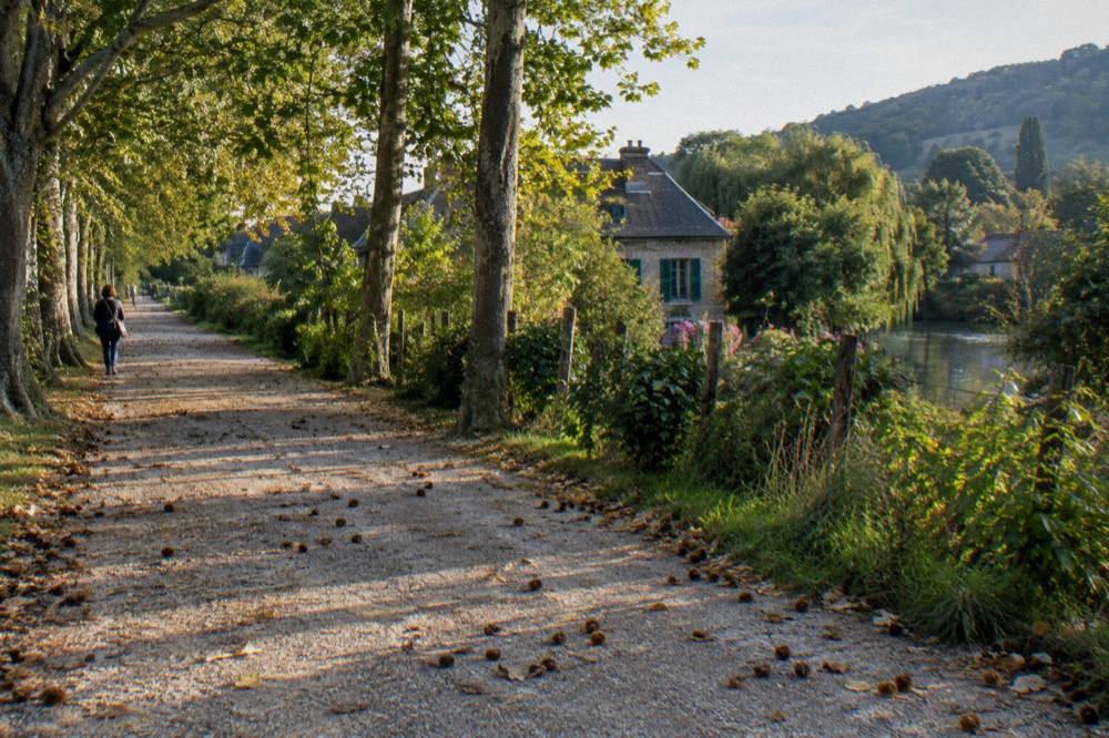 Green pedestrian lane bordered by trees between Vernon and Giverny
